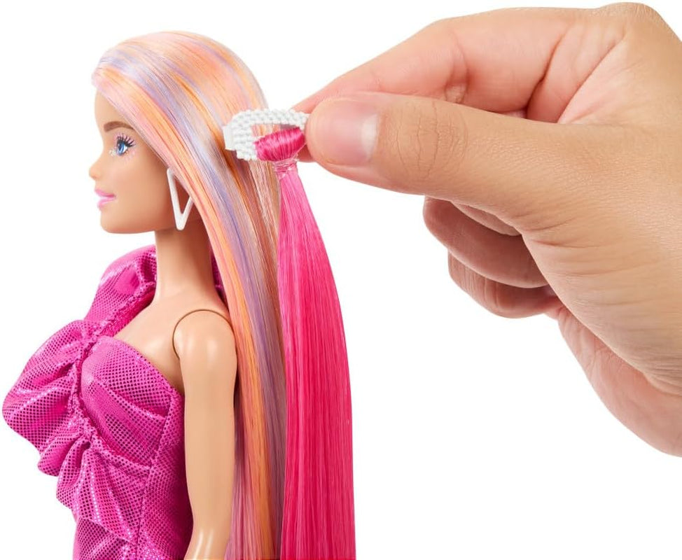 Barbie Totally Hair – panenka se snadno upravitelnými extra dlouhými duhovými vlasy a 10 módními a stylingovými doplňky, puntíkované šaty s barevnými bloky, pro děti od 3 let, HKT96