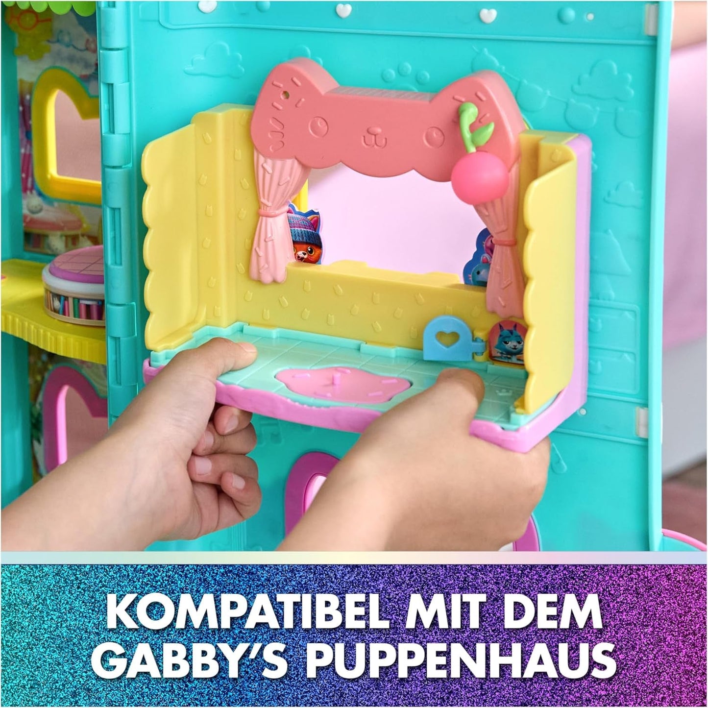 DREAMWORKS DOMEČEK PRO PANENKY GABBY: FILM – portálová místnost Kuchiho cukrem posypaná kuchyň s figurkou a doplňky, pro děti od 3 let