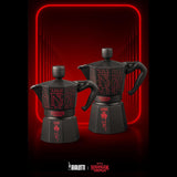 Kávovar Bialetti Moka Express Stranger Things na 3 šálky, Tlačítko Music s funkcí nabíjení USB-C, Nevhodné pro indukční varné desky, 3 šálky (130 ml), Černá