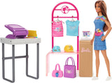 Barbie Fashion Boutique Playset – panenka s fóliovým vzorem, více než 150 originálních vzhledů, obsahuje 2 halenky a 5 fóliových listů, stojan na oblečení a čtečku kreditních karet, věk 3+, HKT78