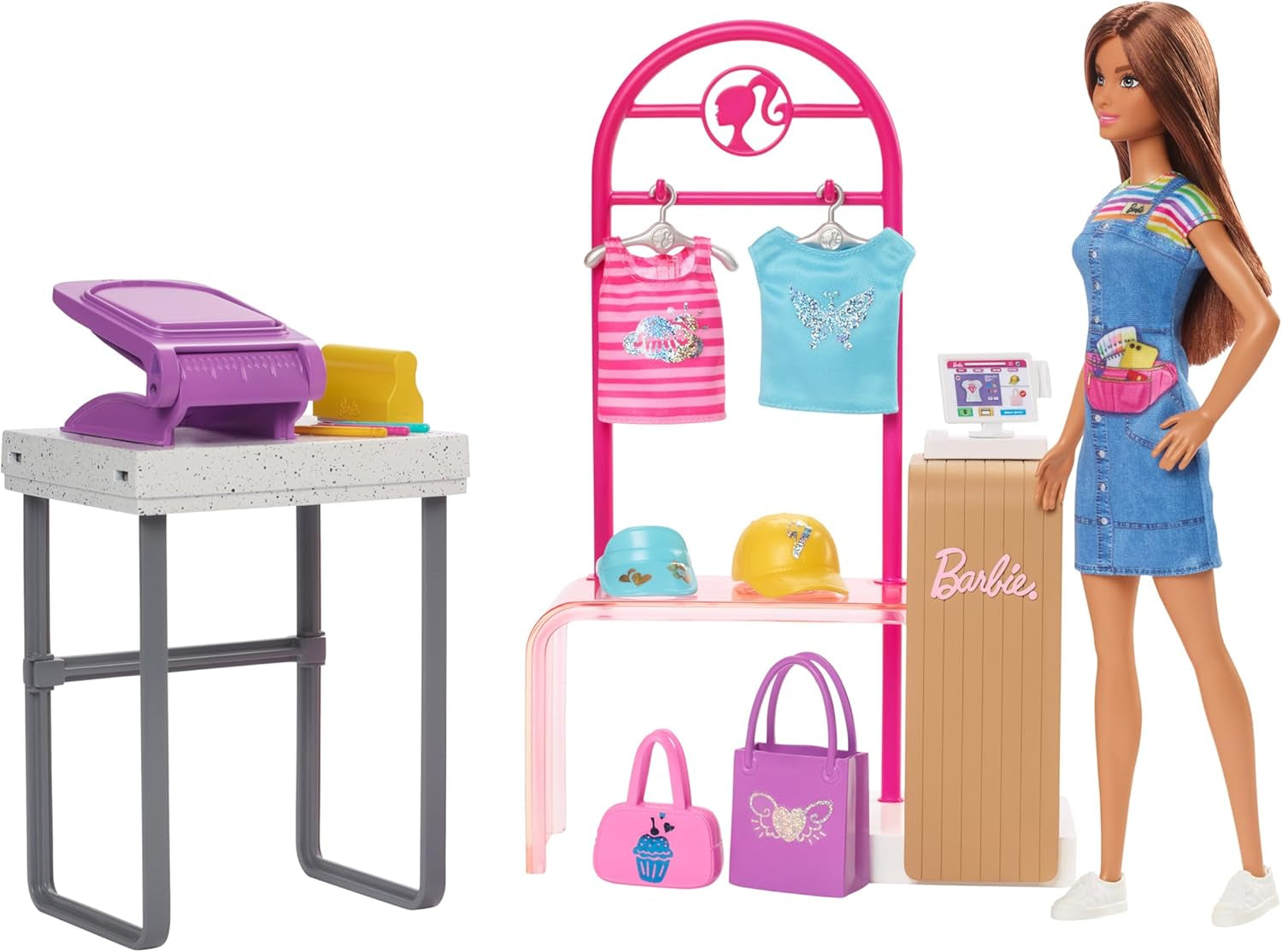 Barbie Fashion Boutique Playset – panenka s fóliovým vzorem, více než 150 originálních vzhledů, obsahuje 2 halenky a 5 fóliových listů, stojan na oblečení a čtečku kreditních karet, věk 3+, HKT78