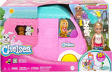 Barbie Chelsea karavan 2 v 1 – autíčko s bazénem, ​​houpací sítí a jídelním koutem pro nápadité hraní a příběhy, věk 3+, HNH90