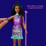 Barbie GYJ22 - Bühne frei für große Träume Brooklyn Puppe (cca 30 cm, hnědé vlasy) s Melodien aus dem Film, Lichtern, Mikrofon a příslušenství, Geschenk für Kinder ab 3 Jahren
