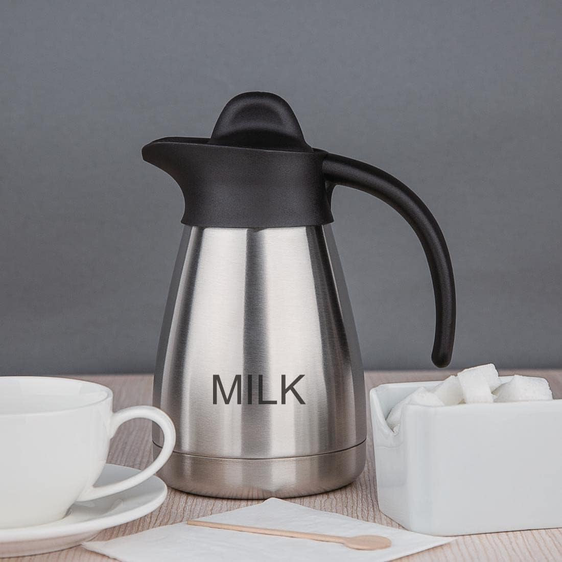 Olympia vakuový hrnek na mléko se šroubovacím uzávěrem, 500ml/17oz, nerezová ocel s černým víčkem, potisk mléka na boku, bufetové stanice na čaj a kávu, CL371