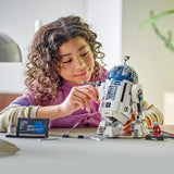 Sada modelů LEGO Star Wars R2-D2 pro děti, chlapce a dívky, sestavitelná figurka droida s minifigurkou Dartha Maleka k 25. výročí a dekoračním talířem, kolekce Nápad na dárek 75379 Stavebnice Besuche den LEGO-Store