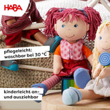 Panenka HABA Lily Lou - Měkká látková panenka od 18 měsíců - 30 cm s oblečením a vlásky - Ideální parťák na hraní pro malé děti - 1302842001