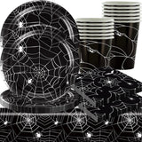 49dílná sada papírových příborů Halloween Spider včetně talířů, ubrousků, sklenic a ubrusu. Černá sada nádobí s dezertními talířky, ubrousky a skleničkami.