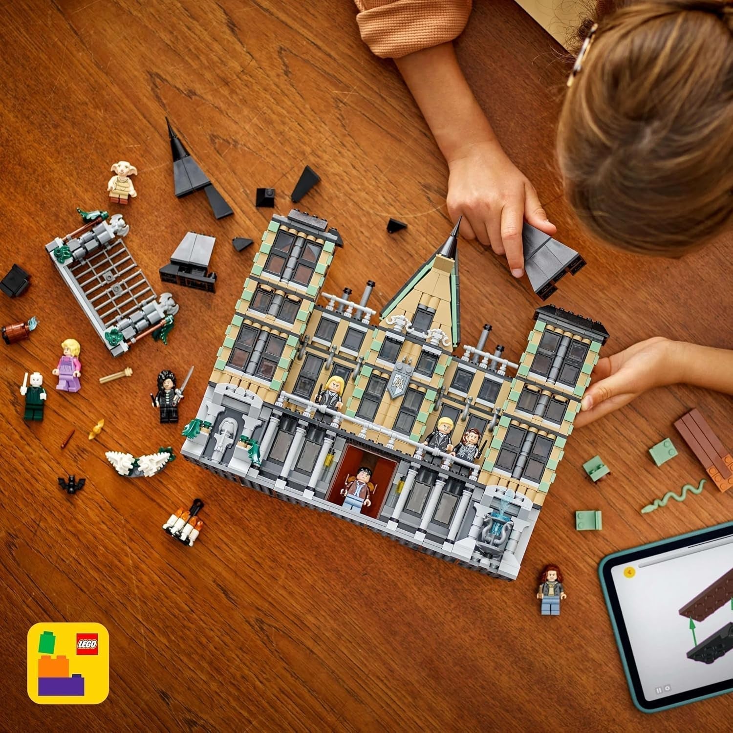 LEGO Harry Potter Malfoy Family Country Estate, fantastická hračka ke sbírání a vystavování, dárek pro chlapce, dívky a fanoušky kouzelnického světa, nápad na dárek s 9 minifigurkami 76453 Stavebnice Besuche den LEGO-Store
