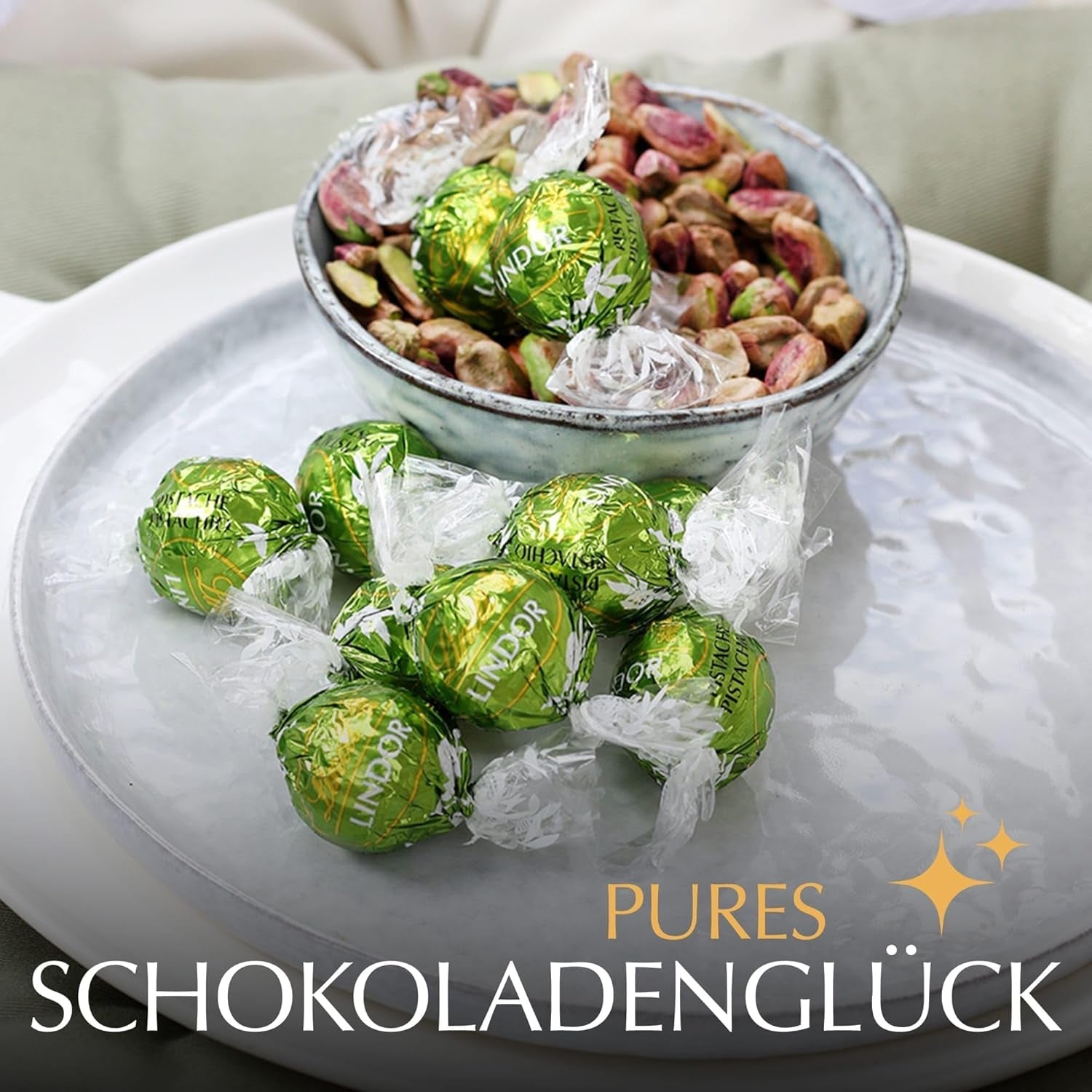 Lindt LINDOR Čokoláda s pistáciemi | 1 kg uzavíratelný sáček | cca. 80 mléčných čokoládových kuliček s pistáciovou krémovou náplní rozplývající se v ústech | Velké balení, pralinkový dárek