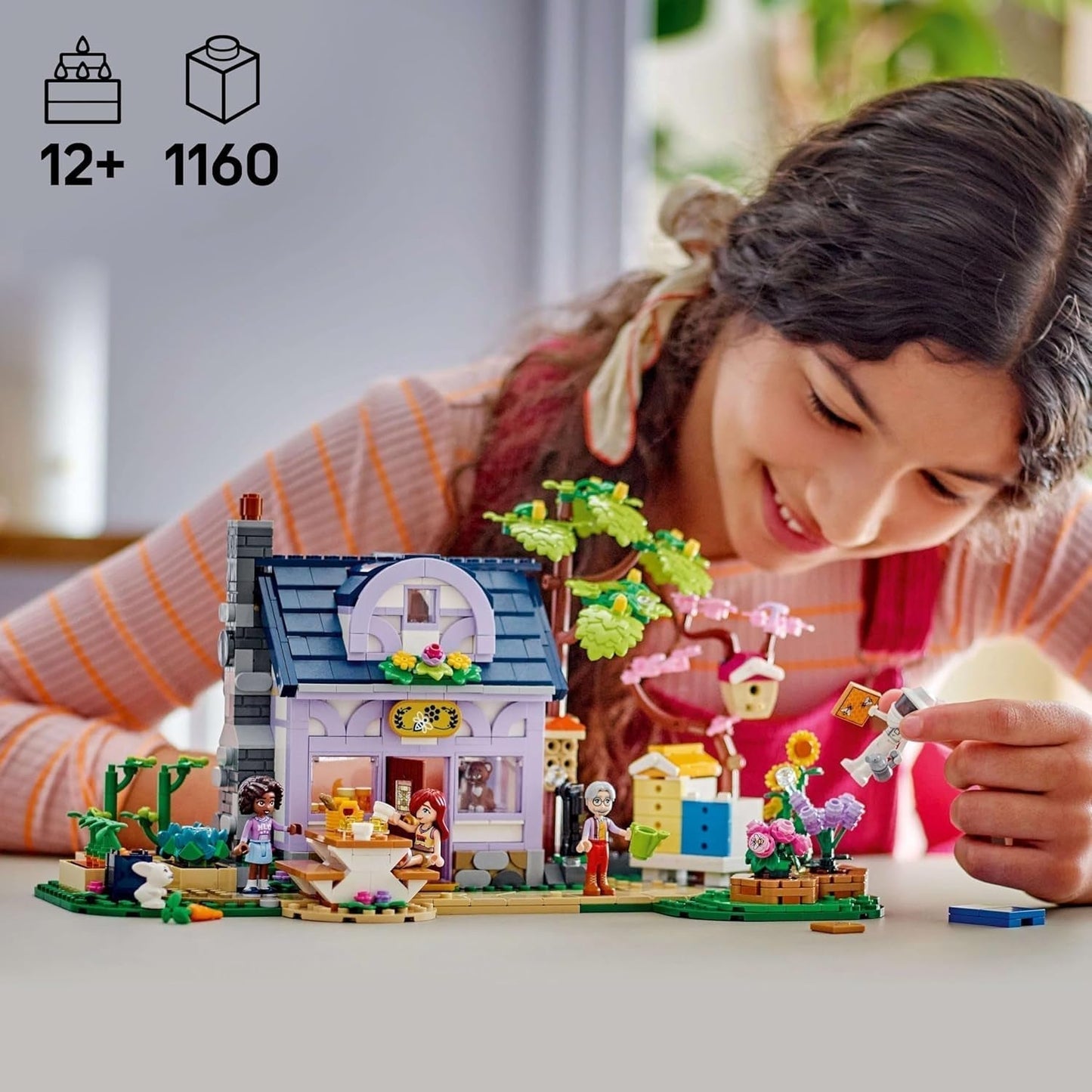 LEGO Friends Dům a květinová zahrada Včelař Stavebnice Příroda Hrací sada Dárek pro dívky 12+ Sada sestavitelných modelů 4 minifigurky a figurky zvířat Kočka a králík 42669 Stavebnice Besuche den LEGO-Store