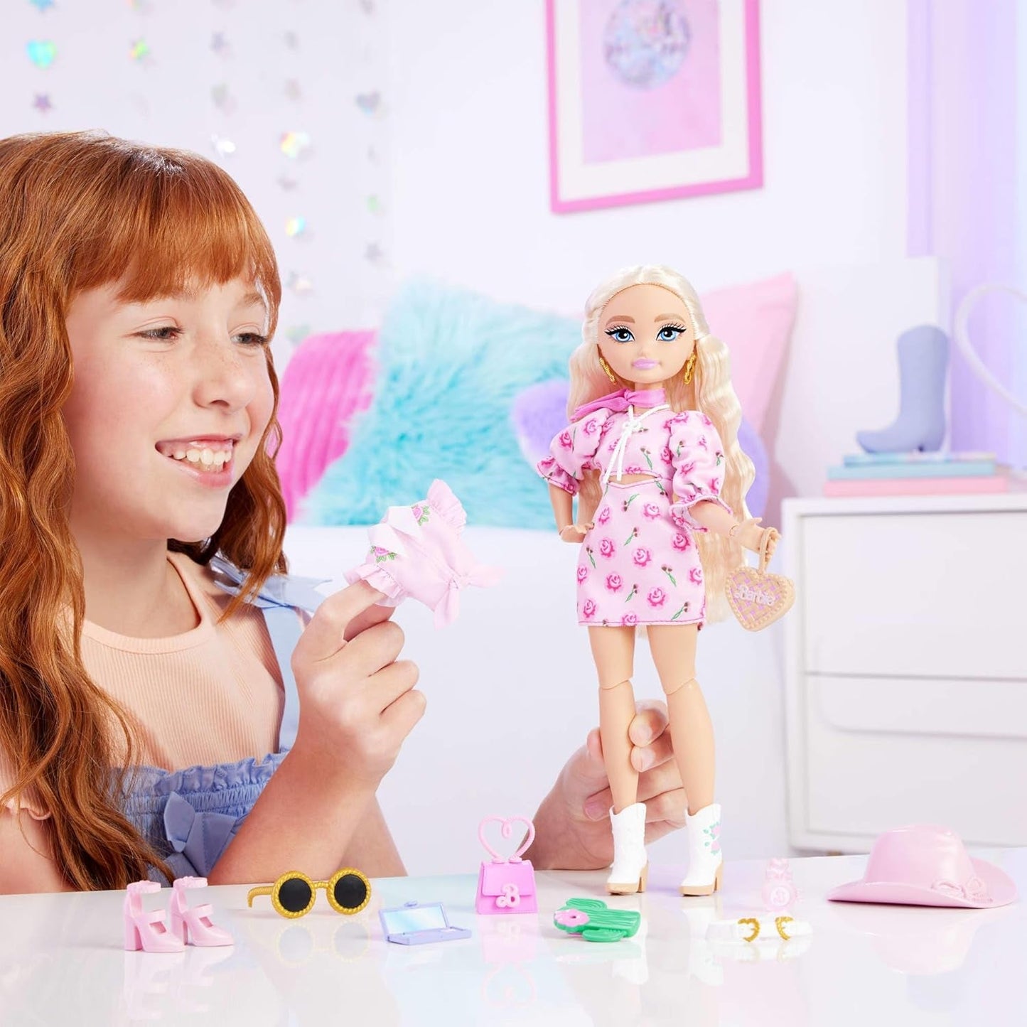 Sada Barbie Dream Besties Festival Looks s panenkou Barbie Malibu s dlouhými blond vlasy pro styling a více než 10 odnímatelnými oděvy a doplňky, JGH87