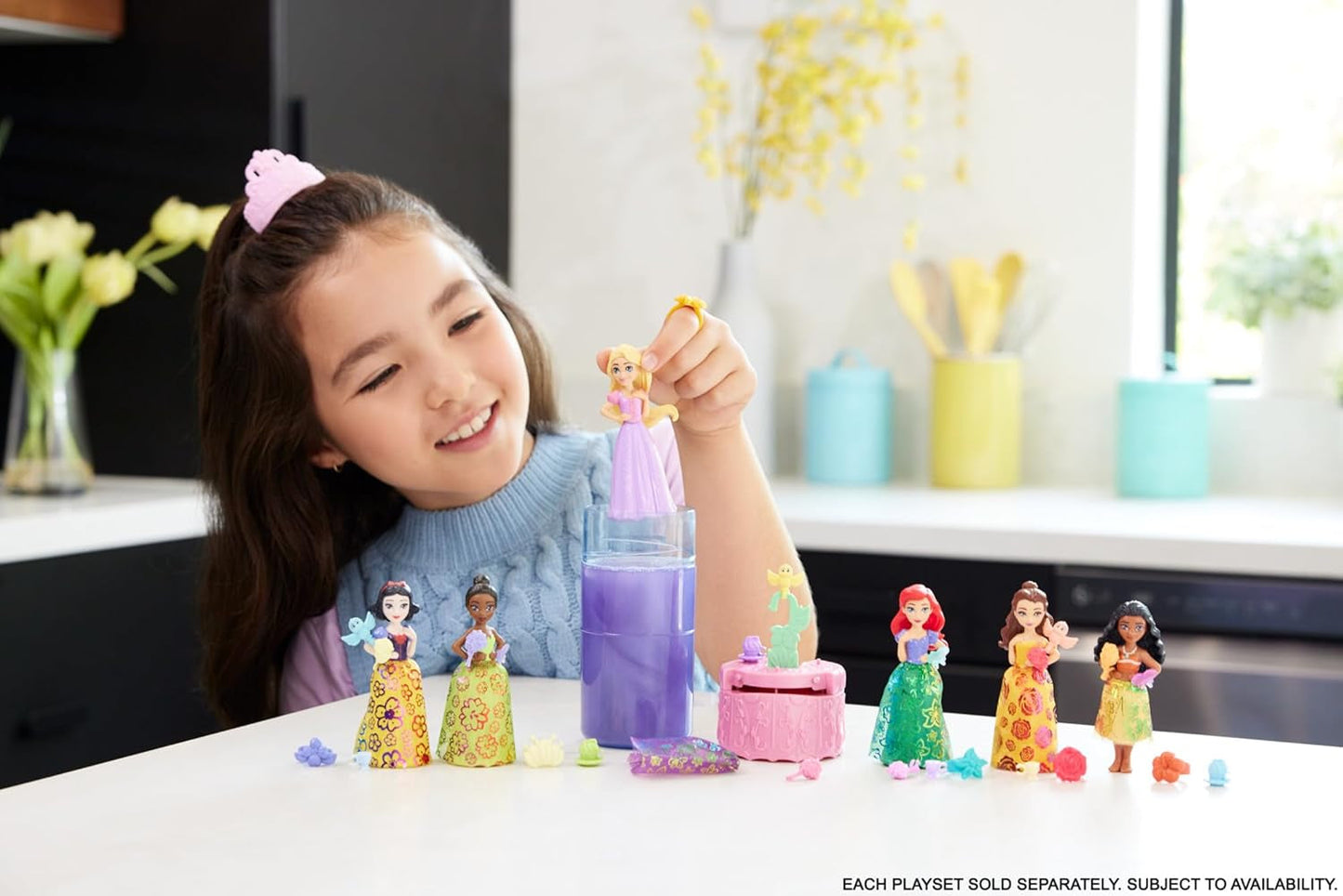 Malá panenka Mattel Disney Princess Royal Color Reveal se 6 překvapeními, včetně vonného prstenu a 4 doplňků (panenky se mohou lišit), série Garden Party HRN63