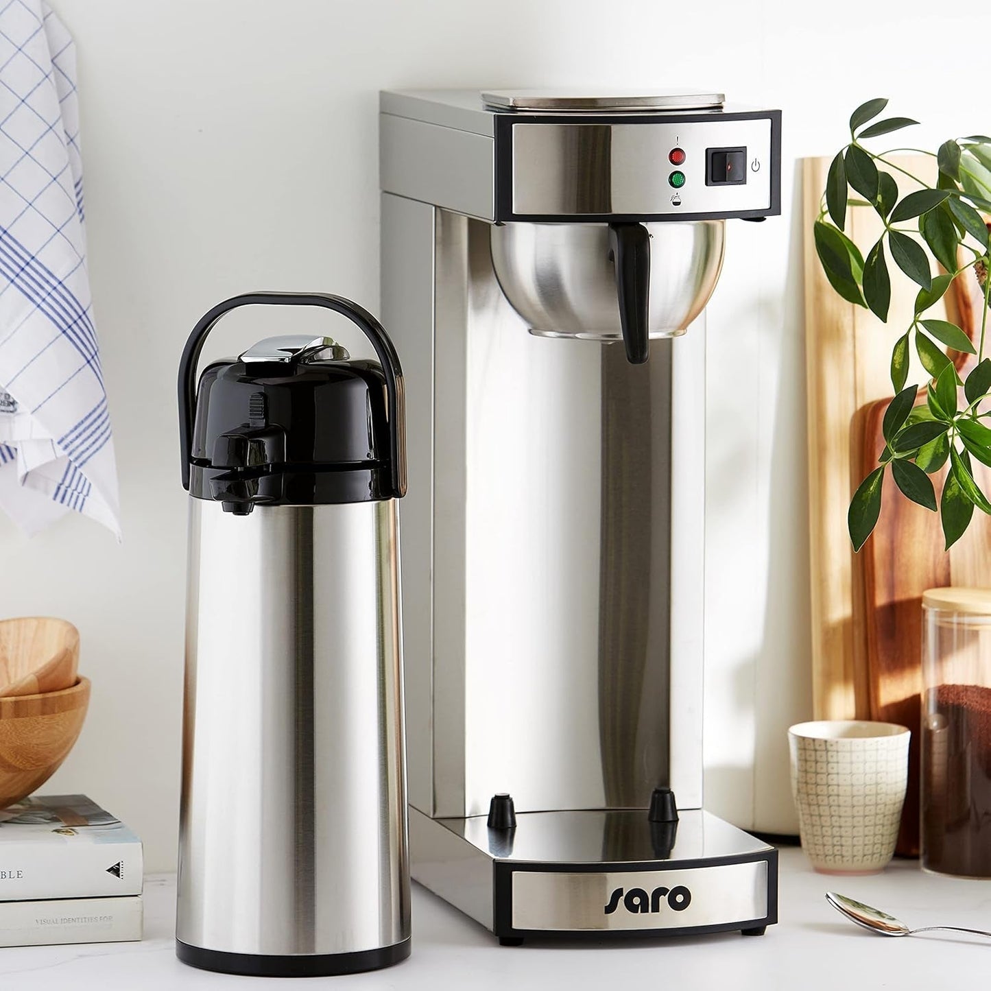 Espresso kávovar Saro včetně karafy s izolovaným nerezovým čerpadlem – 2,2 l – doba přípravy cca. 5–6 min – ochrana při provozu bez vody – 2,069 kW – model THERMO 24