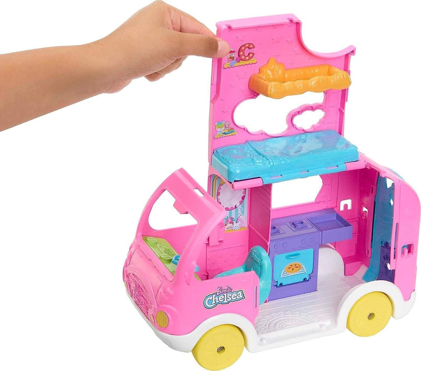 Barbie Chelsea karavan 2 v 1 – autíčko s bazénem, ​​houpací sítí a jídelním koutem pro nápadité hraní a příběhy, věk 3+, HNH90