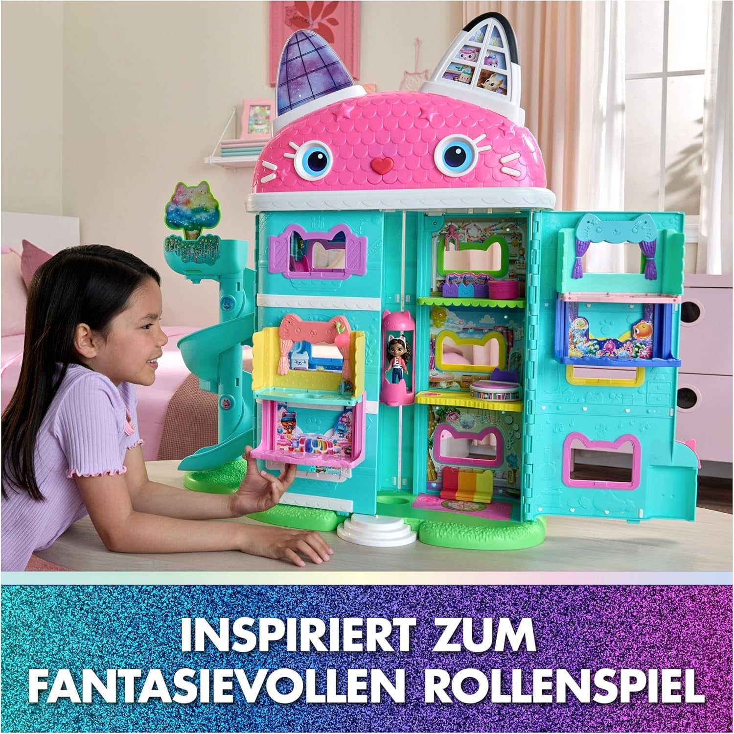 DREAMWORKS DOMEČEK PRO PANENKY GABBY: FILM – portálová místnost Kuchiho cukrem posypaná kuchyň s figurkou a doplňky, pro děti od 3 let