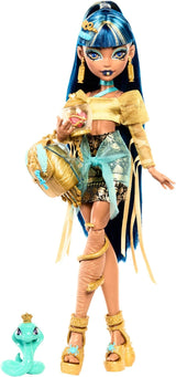 Panenka Monster High Cleo De Nile ve zlaté halence a vrstvené sukni, obsahuje kobru Hissette a doplňky, jako je školní taška, svačinka a role toaletního papíru, HXH74