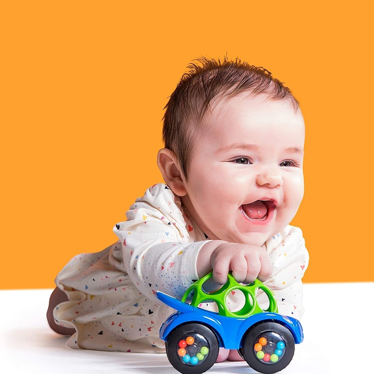 Bright Starts Oball Rattle Toy Motor Activity Hračka pro miminka a batolata od 3 měsíců 1 kus Náhodná barva Modrá nebo červená Dětské hračky Naty Shop