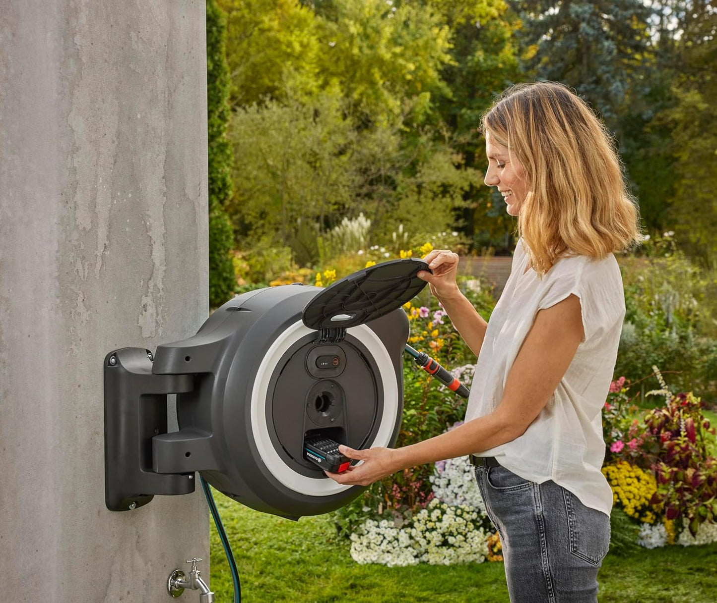 Bezdrátový nástěnný hadicový box Gardena PowerRoll XXL Solo: Automatický hadicový naviják se 40m zahradní hadicí, hadicovým vedením a RollControl, bateriový, odolný vůči UV záření a mrazu (18647-55)