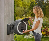 Bezdrátový nástěnný hadicový box Gardena PowerRoll XXL Solo: Automatický hadicový naviják se 40m zahradní hadicí, hadicovým vedením a RollControl, bateriový, odolný vůči UV záření a mrazu (18647-55)