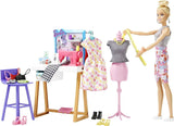Barbie HDY90 - panenka módního návrháře (30,40 cm) a studio, 25+ designových a módních doplňků, designový stůl, židle, šicí stroj, model látky, manekýn a další, hračky od 3 let Naty Shop Dolls