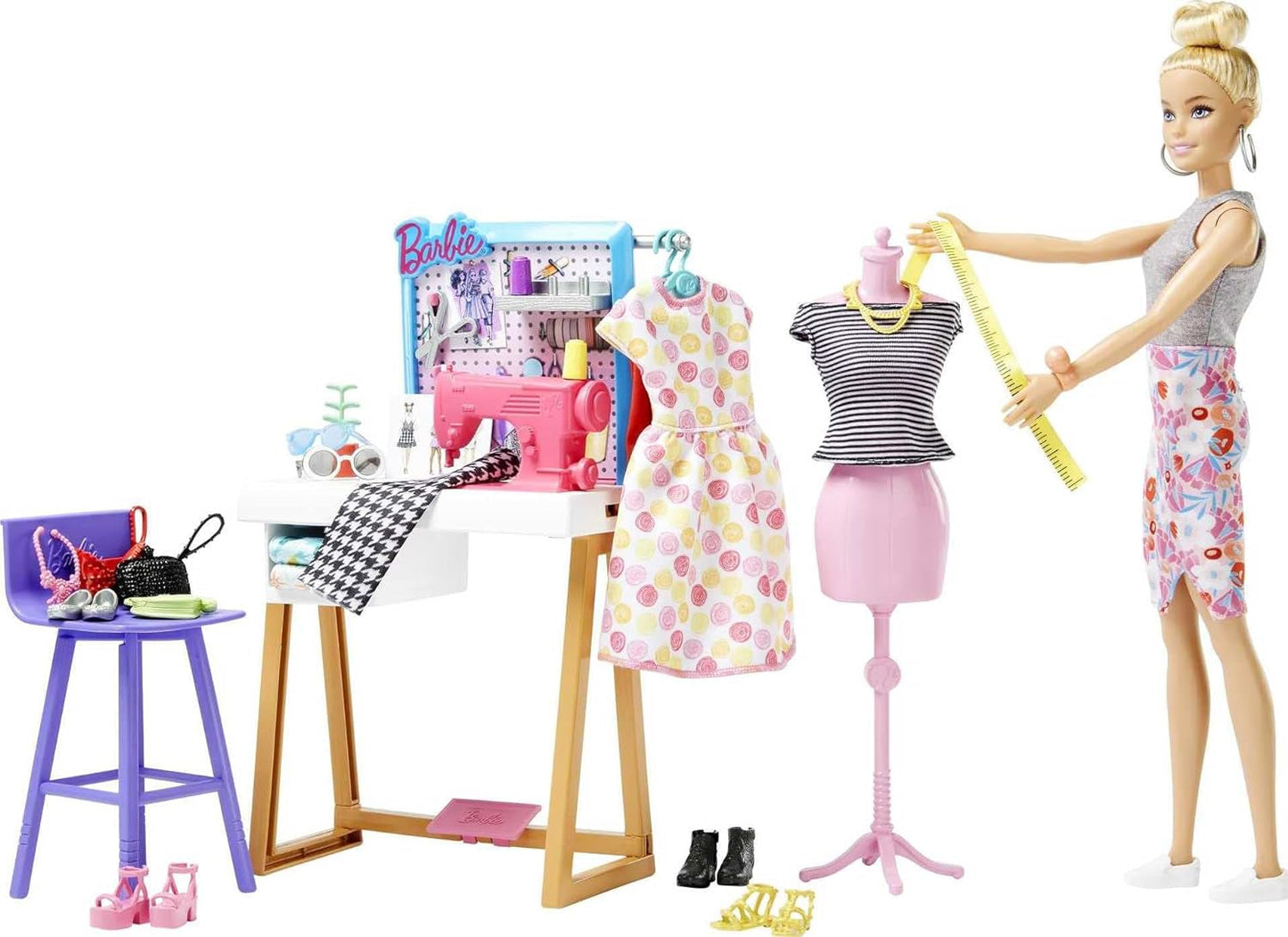 Barbie HDY90 - Panenka módního návrháře (30,40 cm) a studio, 25+ designových a módních doplňků, designový stůl, židle, šicí stroj, vzorky textilu, manekýn a další, hračka pro děti od 3 let