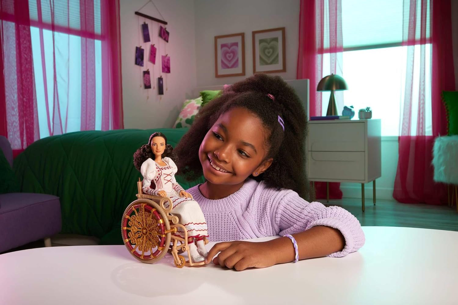 Módní panenka Mattel Wicked Nessarose a doplňky, včetně invalidního vozíku, s kudrnatými hnědými vlasy, různými pozicemi a odepínatelnými plesovými šaty, HXY36