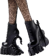 Monster High Wednesday Puppe and Accessoires, Wednesday Addams Sammelfigur in Nevermore Academy Uniform s Eiskaltem Händchen und Rucksack, Puppenständer, HXJ04