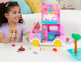 Barbie Chelsea karavan 2 v 1 – autíčko s bazénem, ​​houpací sítí a jídelním koutem pro nápadité hraní a příběhy, věk 3+, HNH90