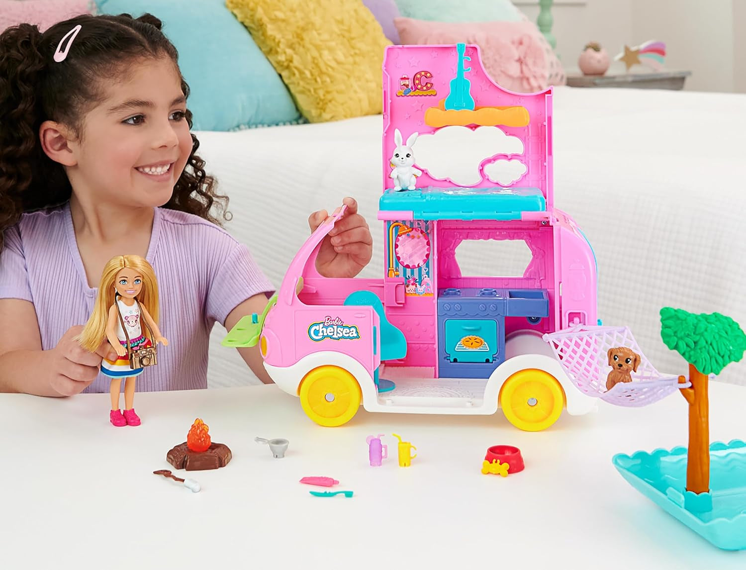 Barbie Chelsea karavan 2 v 1 – autíčko s bazénem, ​​houpací sítí a jídelním koutem pro nápadité hraní a příběhy, věk 3+, HNH90