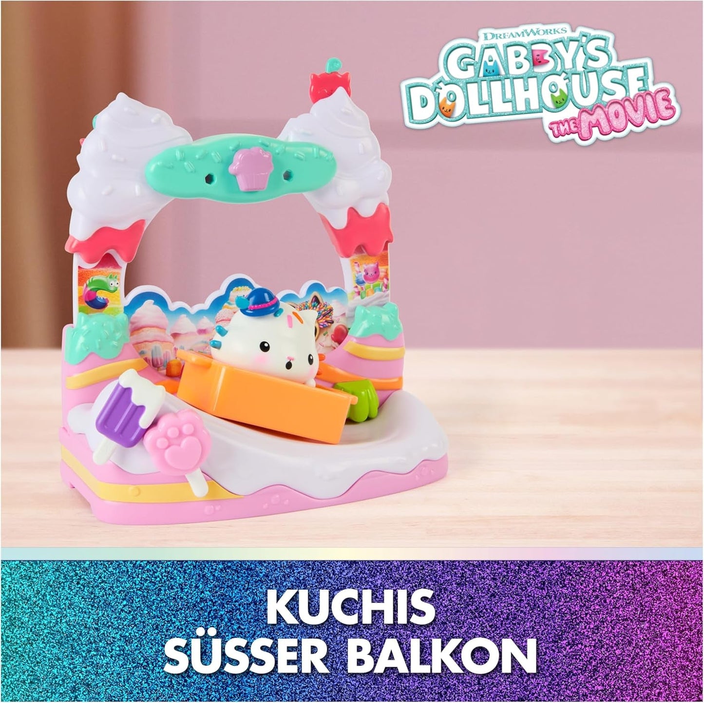 DREAMWORKS DOMEČEK PRO PANENKY GABBY: FILM – Kuchi's Sweet Balcony Playset s figurkami domečku pro panenky a doplňky pro děti od 3 let