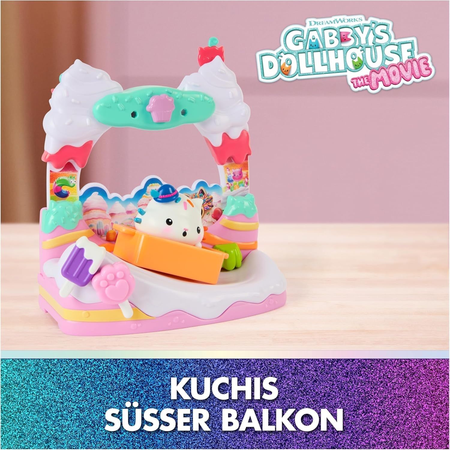 DREAMWORKS DOMEČEK PRO PANENKY GABBY: FILM – Kuchi's Sweet Balcony Playset s figurkami domečku pro panenky a doplňky pro děti od 3 let