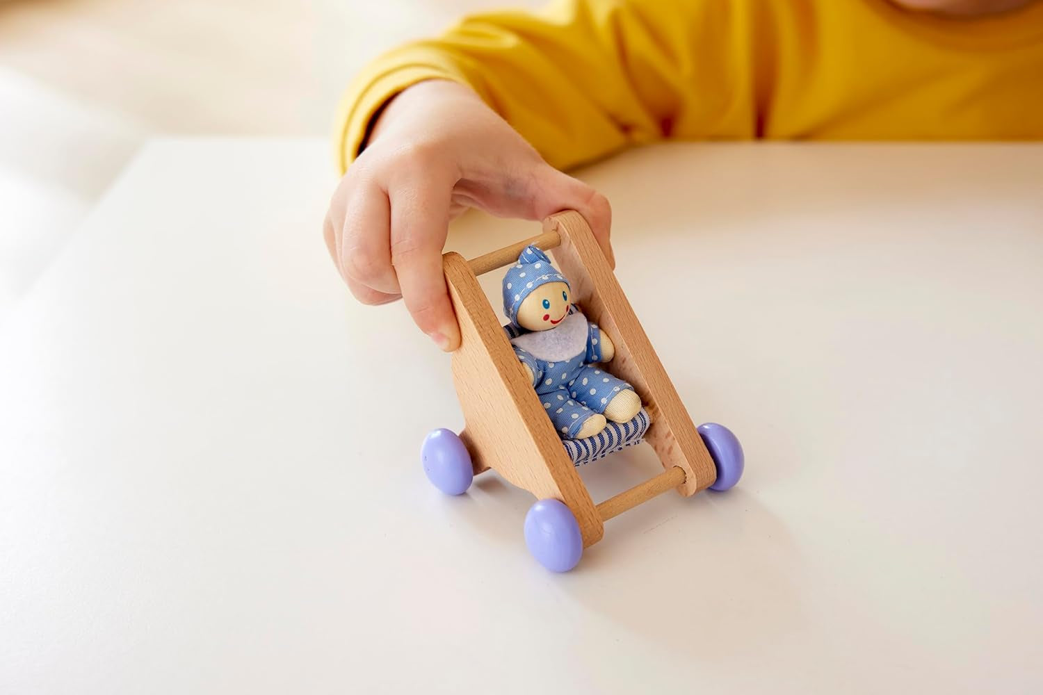Hape Baby Room - Dřevěná sada pokojíčku pro panenky, Nábytek pro panenky, Doplňky k domečku pro batole, Miniaturní dětský pokoj s houpačkou a doplňky, 3 roky stará hra na hraní