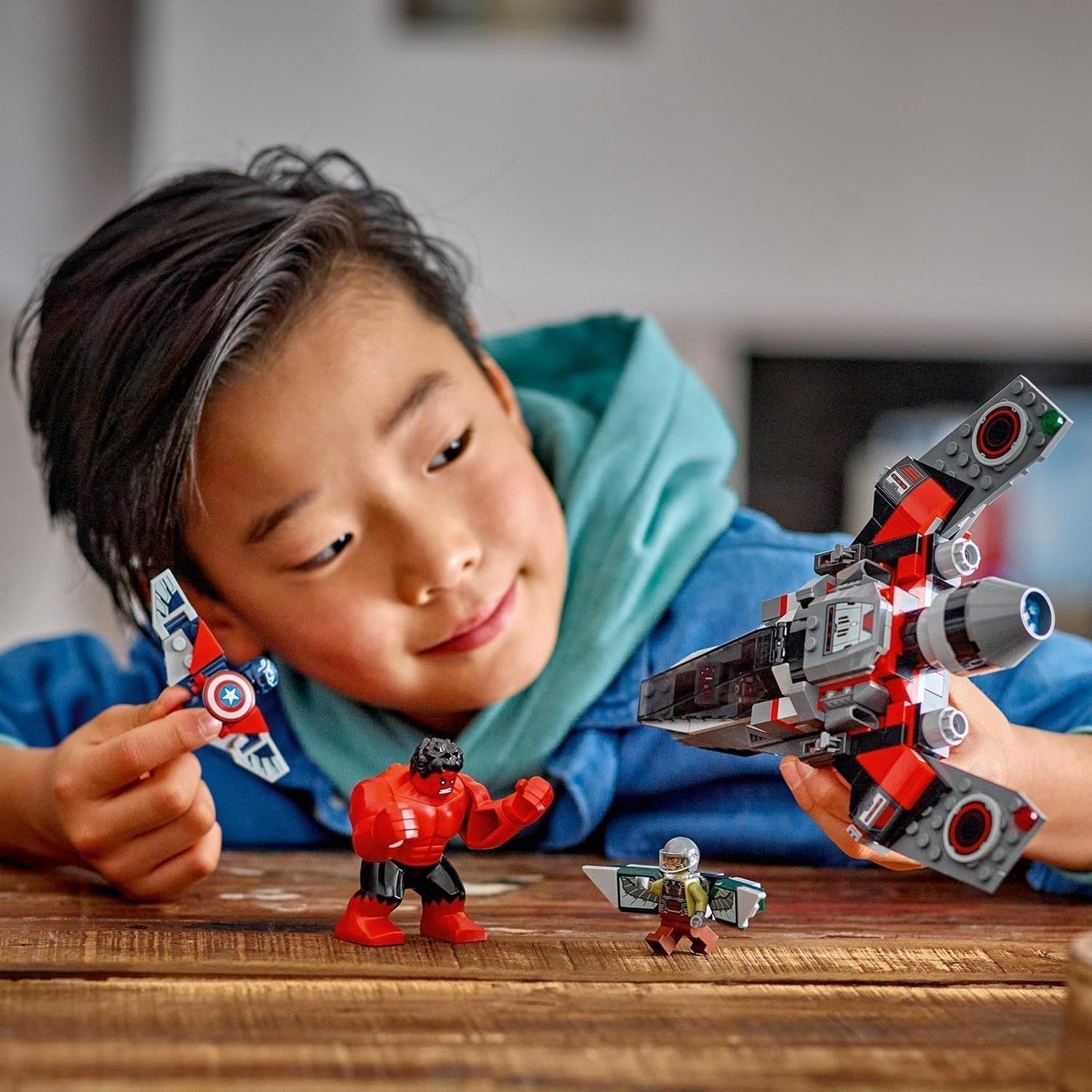 LEGO Marvel Showdown mezi Captain America a Red Hulk Dětská dárková sada sestavitelná trysková sada Hračka superhrdina pro chlapce a dívky 8 let stará dobrodružná stavebnice 76292 Stavebnice Besuche den LEGO-Store