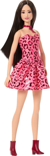 Panenka Barbie Fashionistas č. 246 v růžových šatech s leopardím vzorem bez ramínek s černými vlasy a doplňky, jako je mašličkový náhrdelník a boty, JJN59