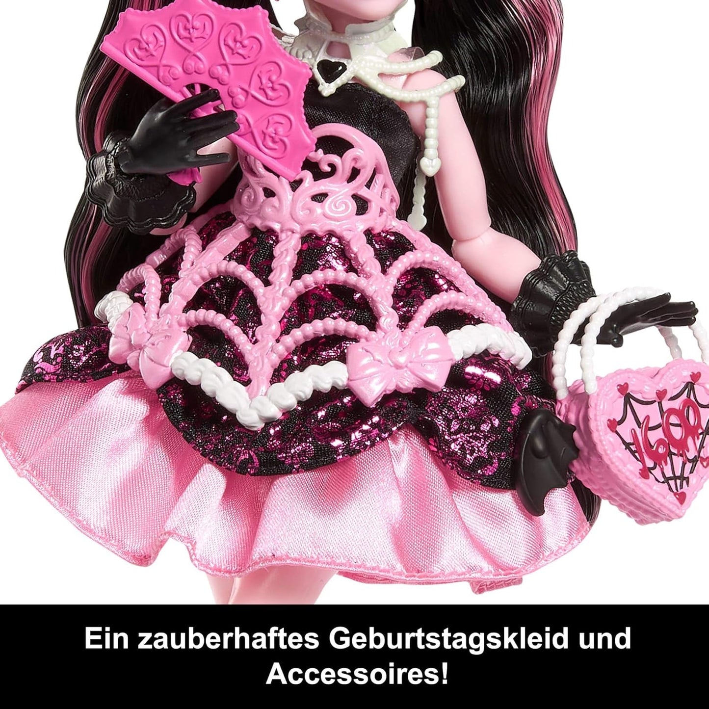 Děsivá a sladká narozeninová panenka Monster High Draculaura v růžových společenských šatech s tematickými doplňky, jako je pozvánka, balónek, dárek, vějíře a další, JBG74