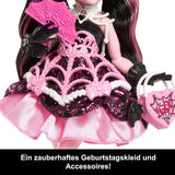 Děsivá a sladká narozeninová panenka Monster High Draculaura v růžových společenských šatech s tematickými doplňky, jako je pozvánka, balónek, dárek, vějíře a další, JBG74