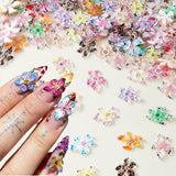 50ks 3D květinová kouzla na nehty, 3D gelové nail art, kouzla na nehty, barevné letní šperky, DIY doplňky na nehty, embosované krystaly květu ibišku, gradientní nail art pro ženy