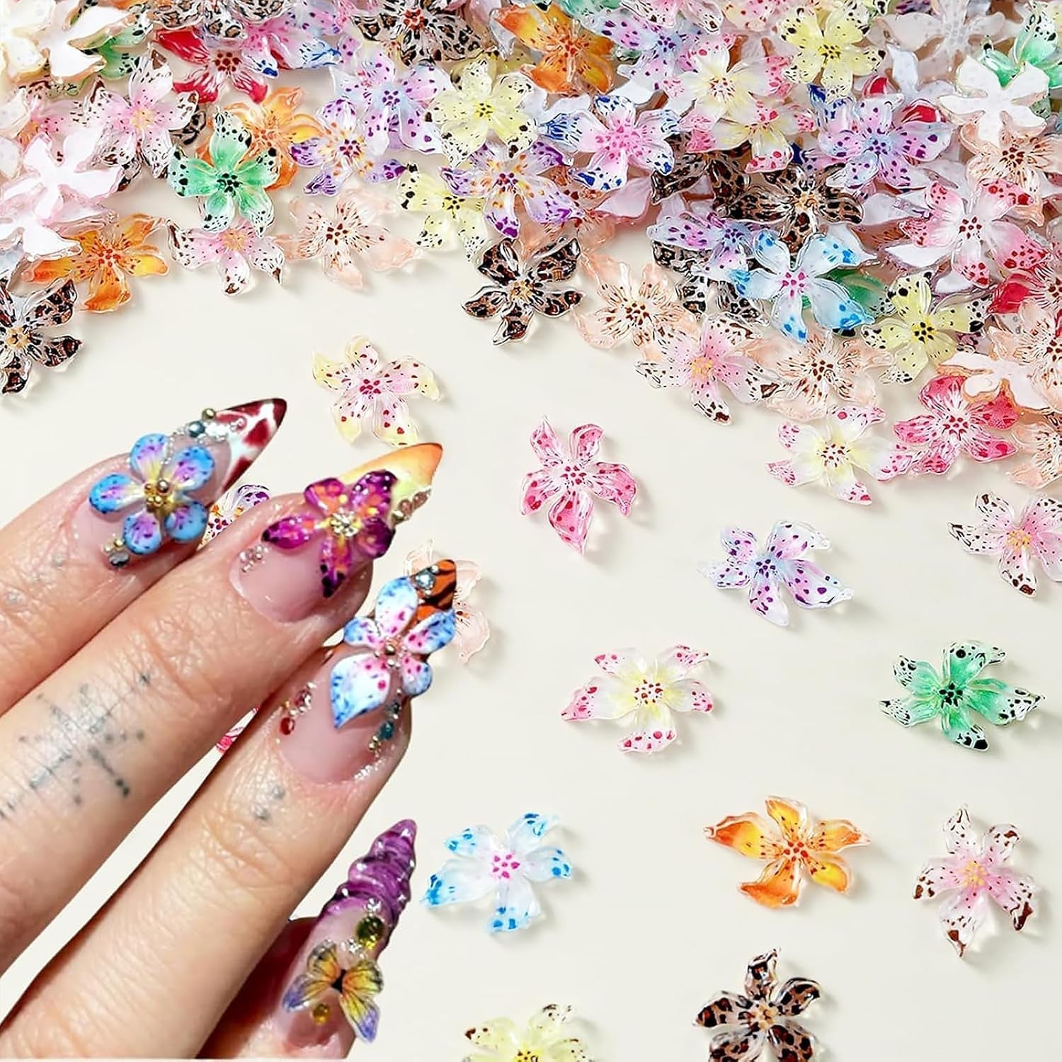 50ks 3D květinová kouzla na nehty, 3D gelové nail art, kouzla na nehty, barevné letní šperky, DIY doplňky na nehty, embosované krystaly květu ibišku, gradientní nail art pro ženy
