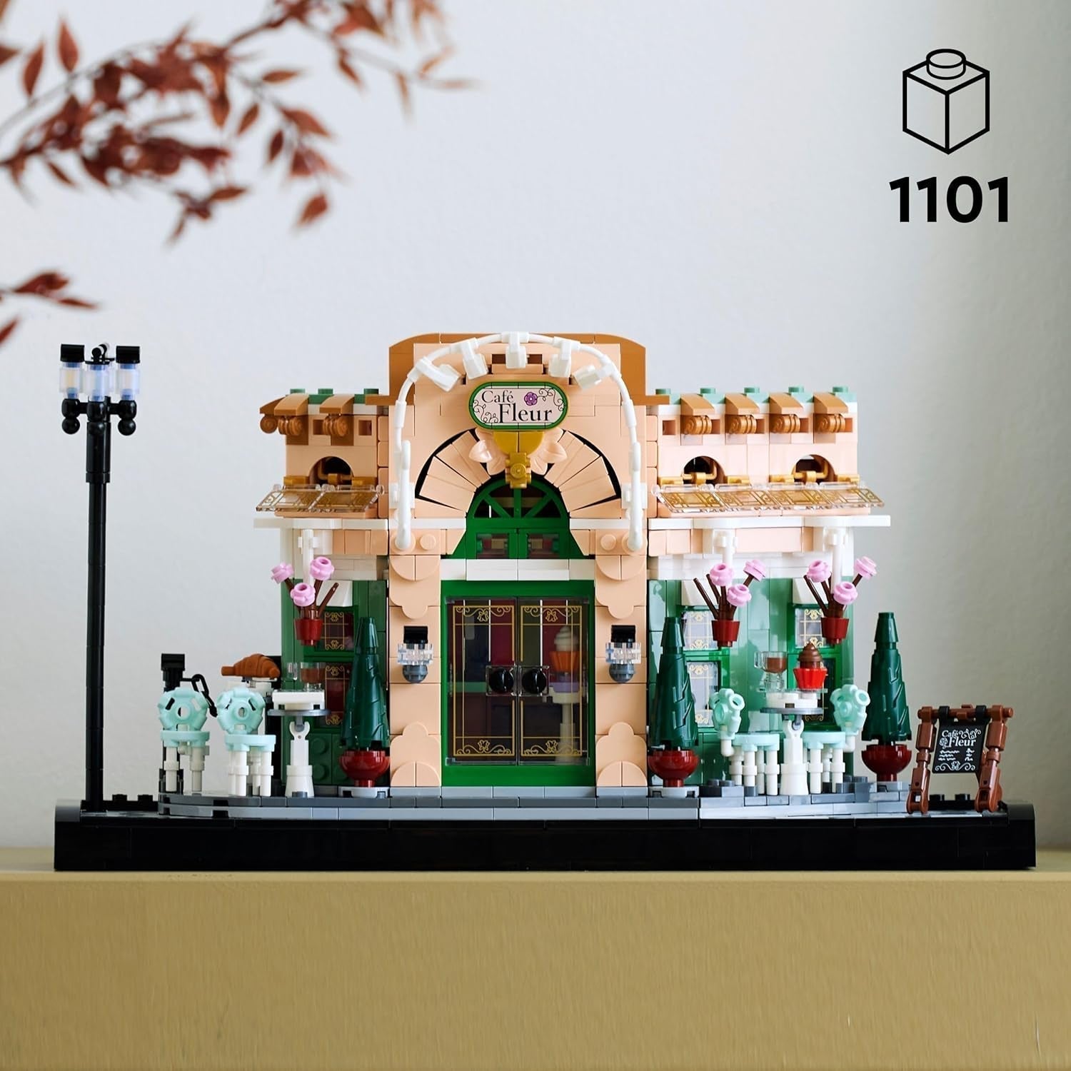 Francouzská kavárna LEGO Icons - Dekorace do obývacího pokoje nebo kanceláře - Stavebnice pro dospělé včetně malebné fasády, závěsného květináče a židlí - Dárek pro muže a ženy 10362 Stavebnice Besuche den LEGO-Store