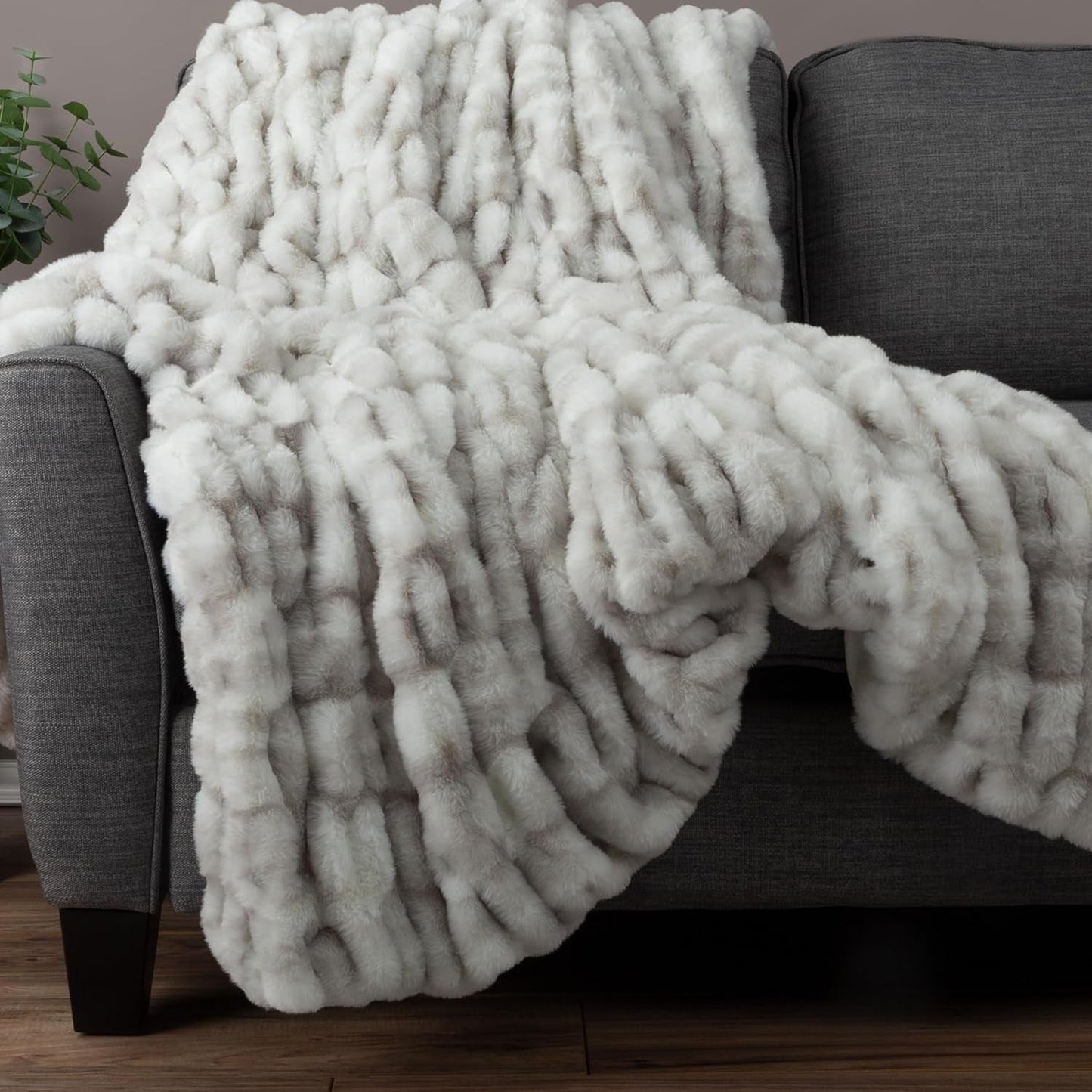 Okázalá domácí přikrývka z umělé kožešiny Gerüschte, 152,4 x 203,2 cm, žakárová umělá kožešina, přehoz velikosti Queen pro postele a pohovky, šedé postele a přikrývky Okázalý domov