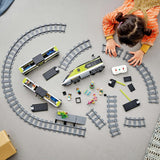 Osobní expresní vlak LEGO City, souprava vlaku na dálkové ovládání, železniční hračka se světlomety, 2 kočárky a 24 kolejových prvků, dárek pro děti, chlapce a dívky 60337 Stavebnice Besuche den LEGO-Store