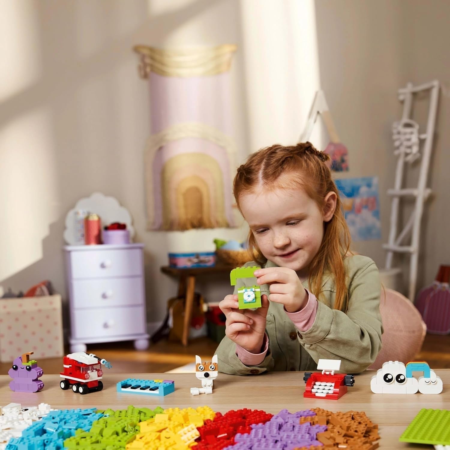 Kreativní sada LEGO Classic na stavění a hraní - sada s barevnými kostkami - postav dům, pejska, legrační autíčko, klavírní klávesnice a duha - řemeslná sada pro chlapce a dívky od 5 let Stavebnice Besuche den LEGO-Store