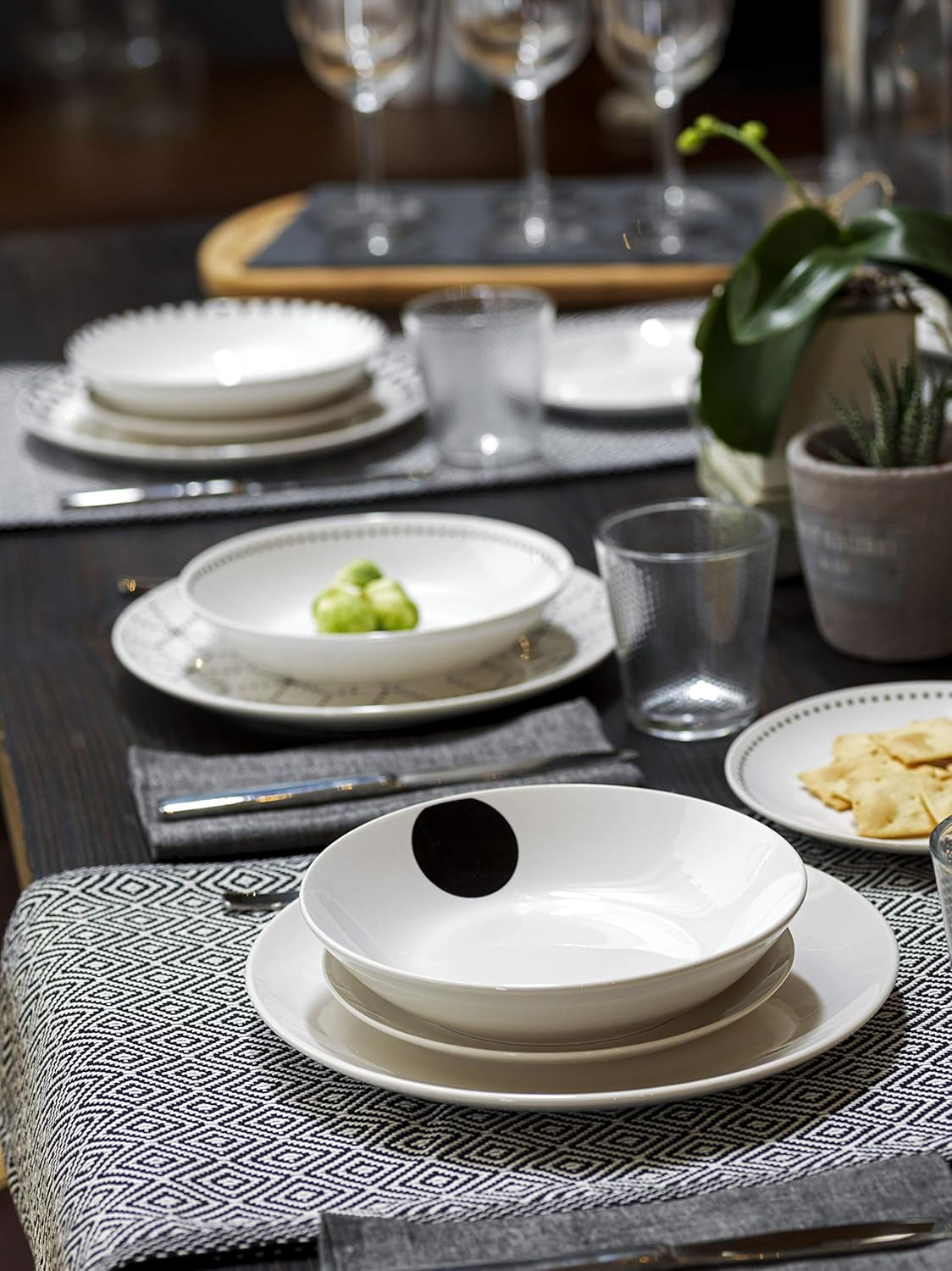Grafický stolní servis, 18 kusů pro 6 osob, porcelán, bílá