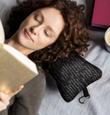 Mojžíš. libri_x Mini polštář na čtení Classics - cestovní polštář na krk s praktickou karabinou, kompaktní polštář do auta, letadla a na pláž, cestovní polštář s ergonomickým designem