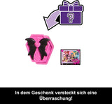 Děsivá a sladká narozeninová panenka Monster High Draculaura v růžových společenských šatech s tematickými doplňky, jako je pozvánka, balónek, dárek, vějíře a další, JBG74