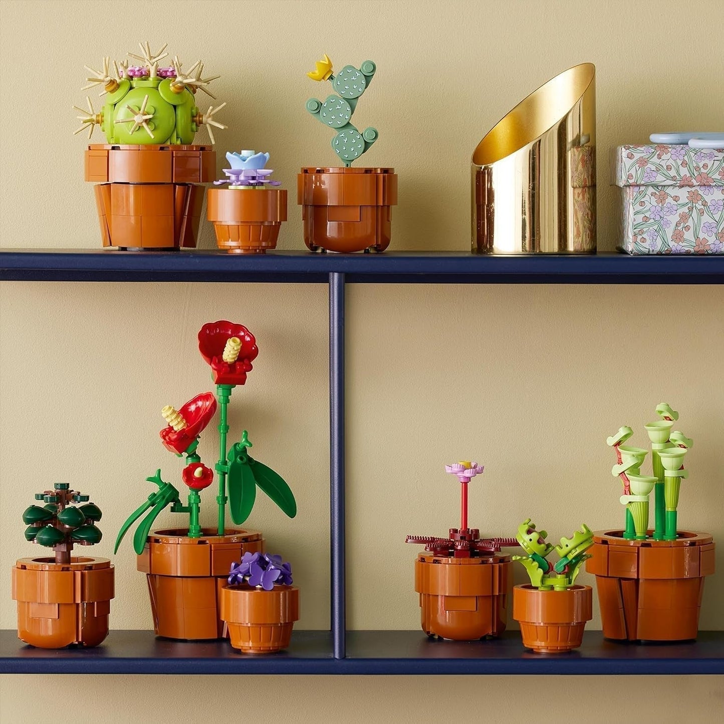 Mini rostlinky LEGO Icons, 9 sestavitelných umělých květin, sada botanických sbírek pro dospělé se sestavitelným terakotovým květináčem, domácí dekorace, dárek pro ženy a muže 10329 Stavebnice Besuche den LEGO-Store