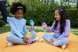 Mattel DREAMWORKS Trolls United We Stand - Chlupatá panenka Chlupaté překvapení s jiskřivě modrými vlasy, fialovou čelenkou, věk 3 a více, HNF15