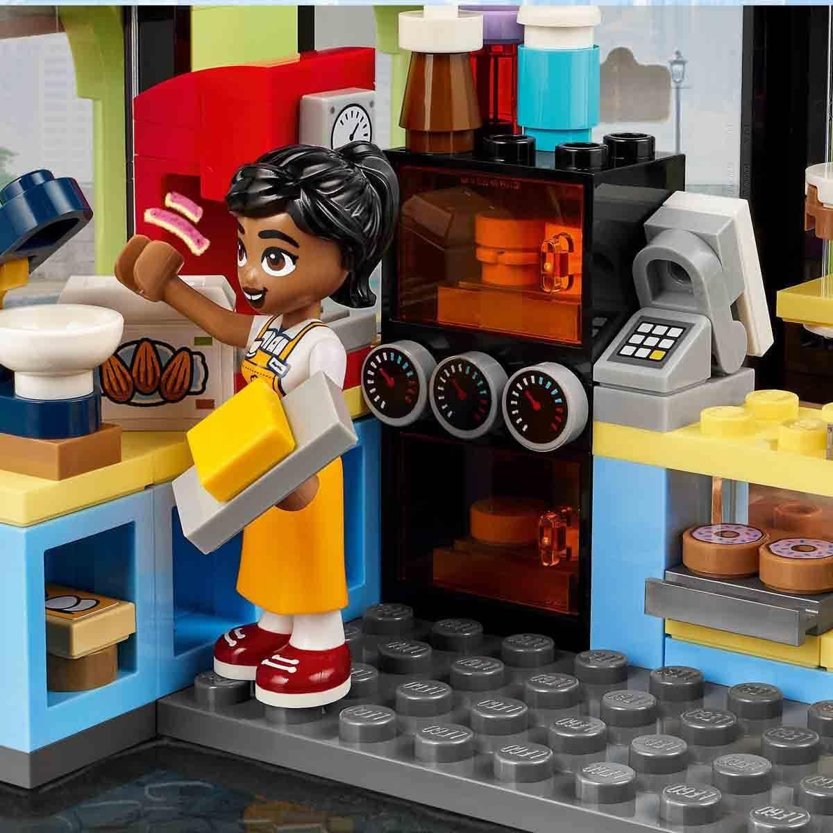 LEGO Friends kavárna v městečku Heartlake, dětská hračka, pekárna hraček, tip na dárek pro dívky a chlapce 6+, sada 3 hracích figurek a figurky psa 42618 Stavebnice Besuche den LEGO-Store
