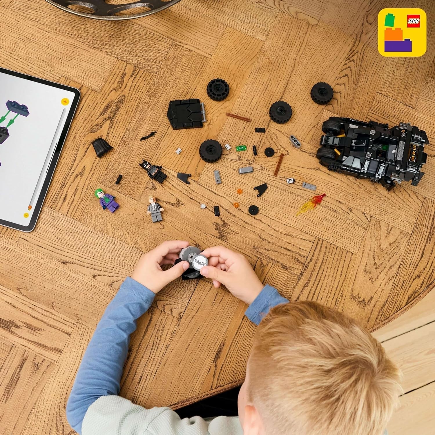 LEGO DC Batman: Batman Tumbler vs. Two-Face & Joker - Superhrdinská hračka s batmobilovým autem - Hrací sada s minifigurkami - Dárek pro chlapce a dívky od 8 let 76303 Stavebnice Besuche den LEGO-Store