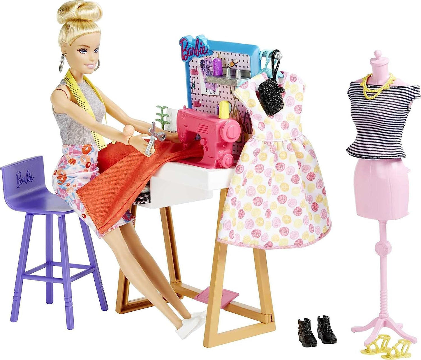 Barbie HDY90 - Panenka módního návrháře (30,40 cm) a studio, 25+ designových a módních doplňků, designový stůl, židle, šicí stroj, vzorky textilu, manekýn a další, hračka pro děti od 3 let